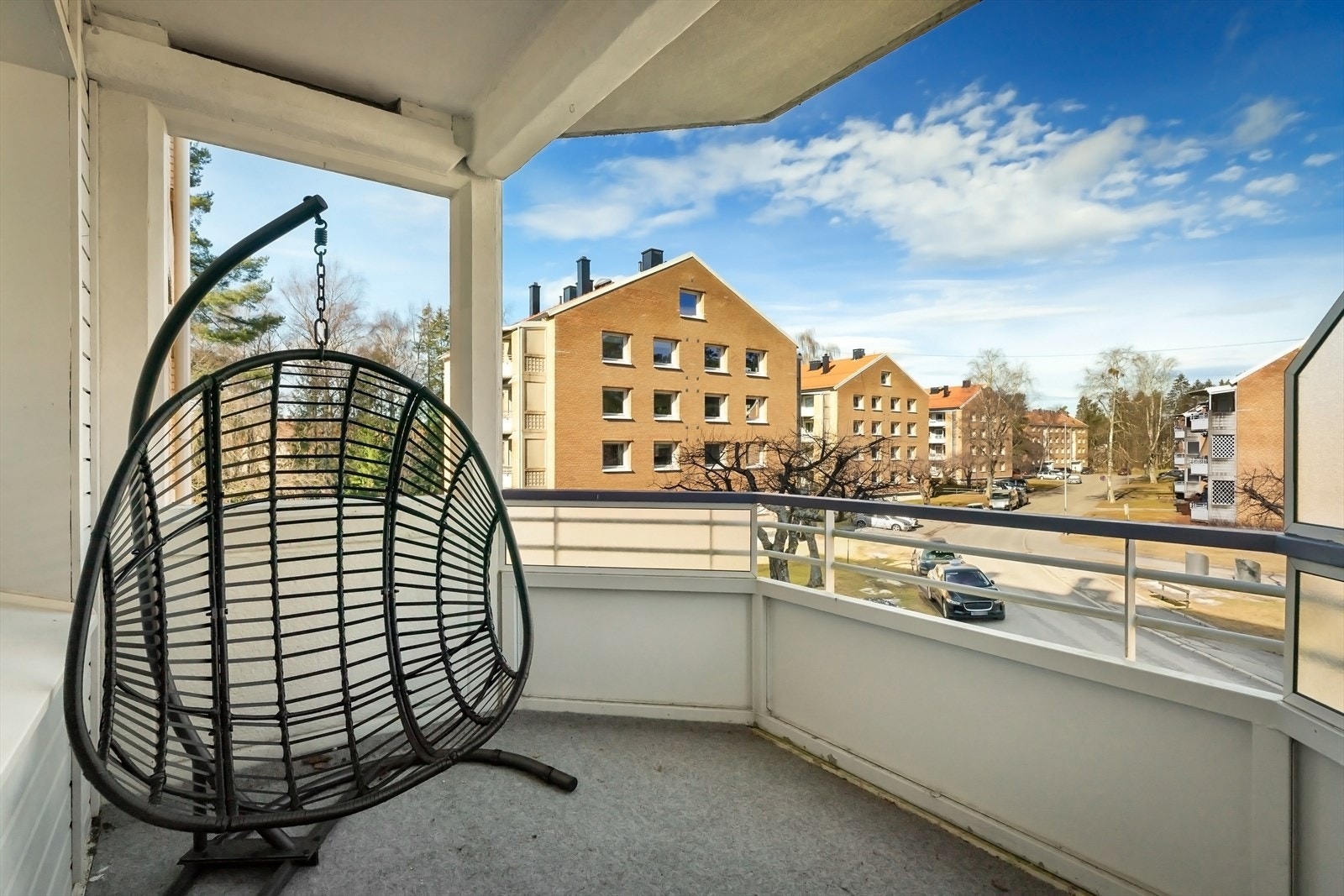 Fra stuen tar du deg ut til en herlig balkong Galleribilde
