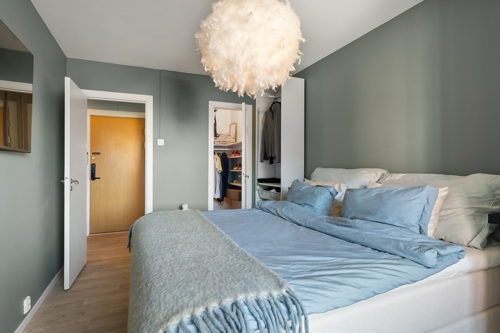I tillegg til garderobe for både han og henne er det et meget praktisk garderoberom Galleribilde