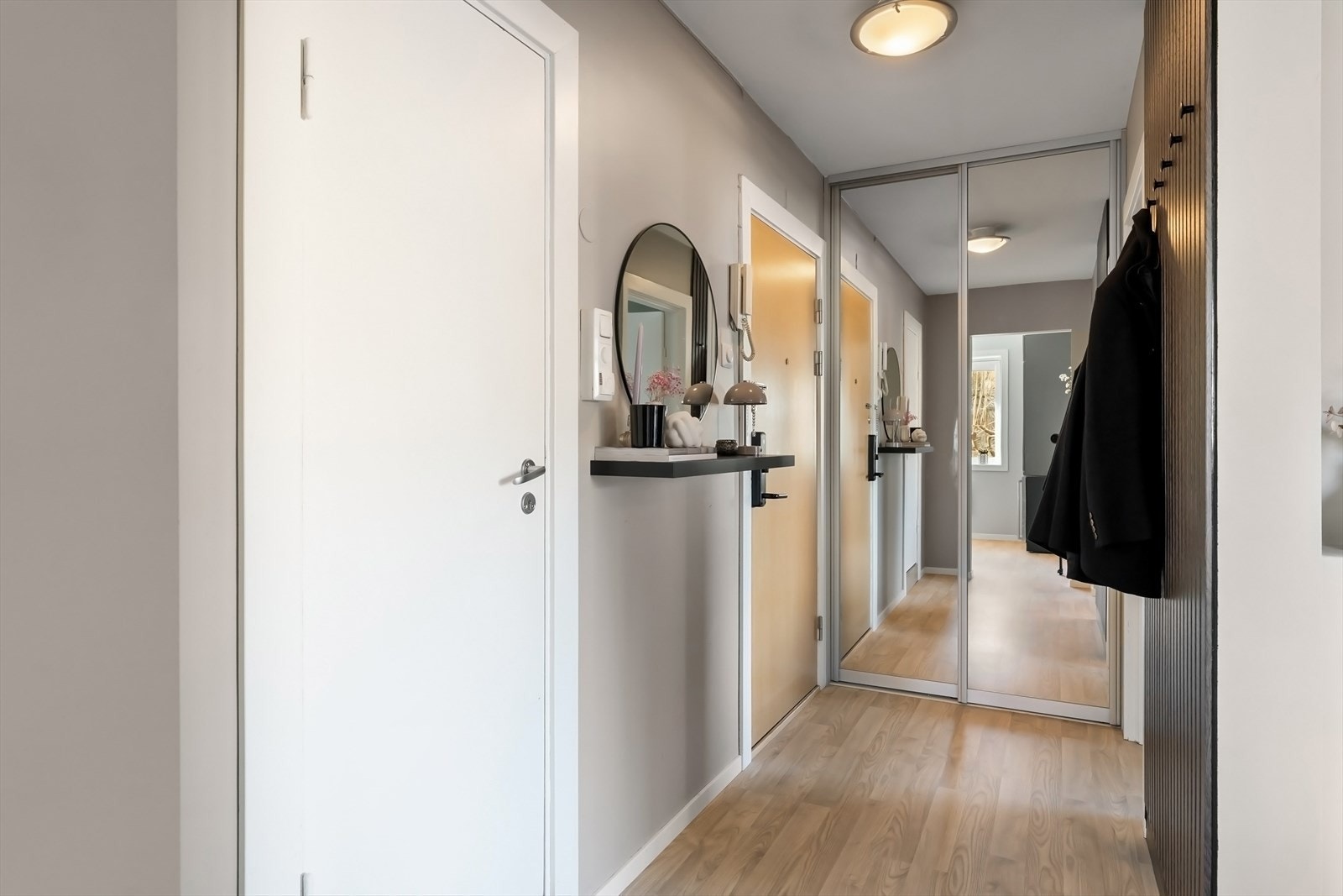 Garderoben har skyvedører med speilfronter Galleribilde
