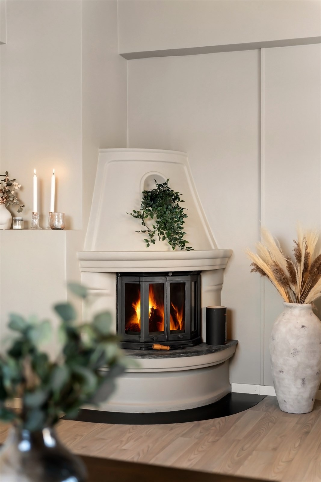 Peis med innsats i stuen for ekstra varme og hygge Galleribilde