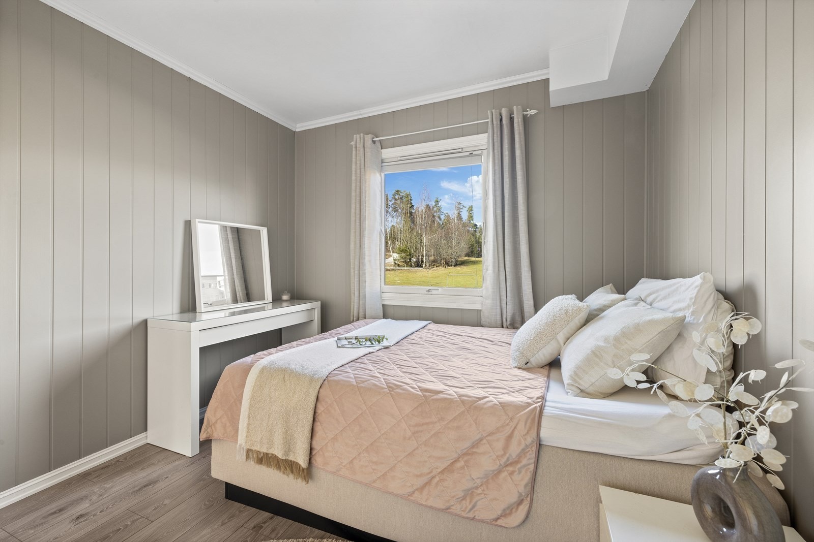 Soverom 2 er utstyrt med skyvedørsgarderobe Galleribilde