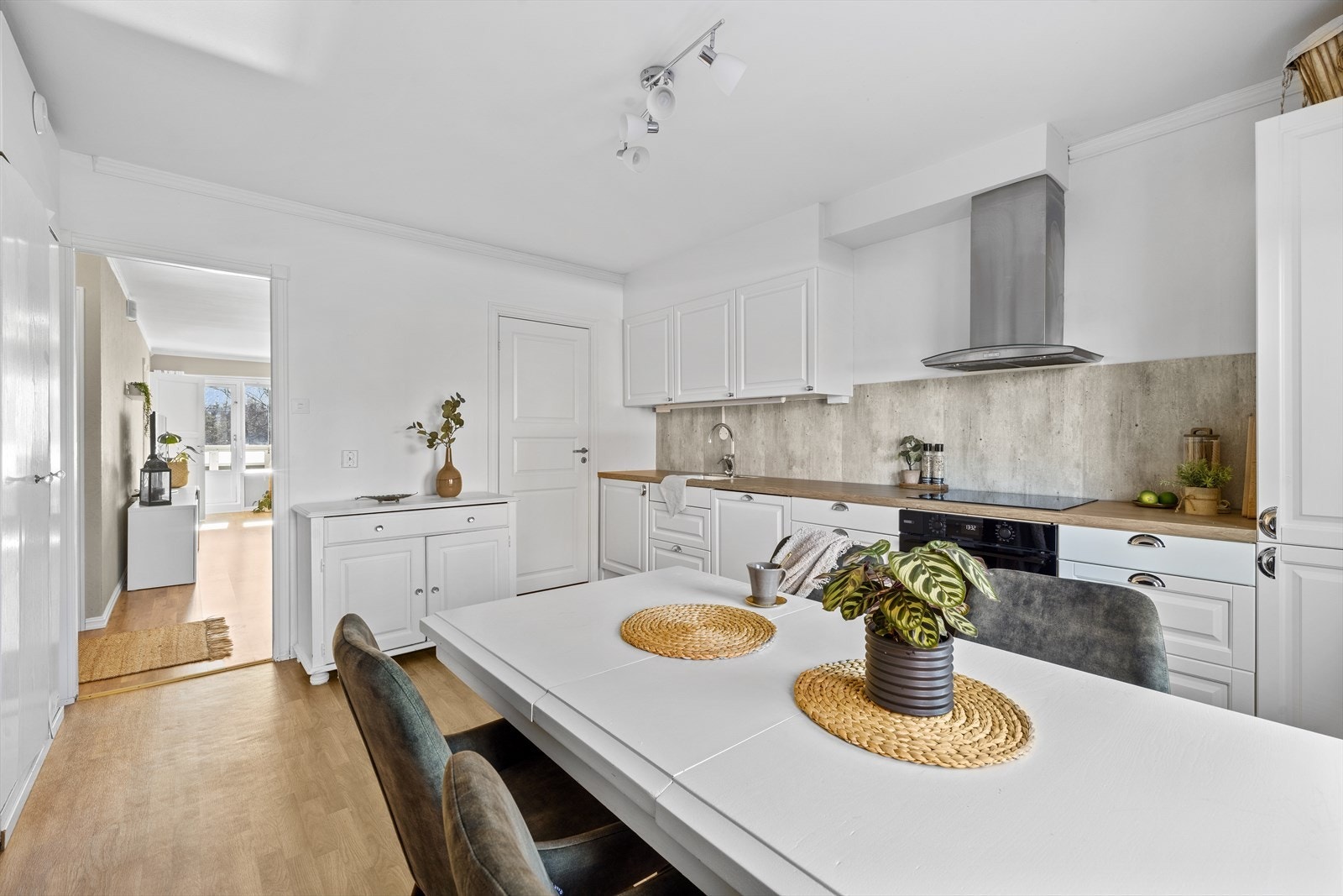 Det er god plass til spisegruppe på kjøkkenet Galleribilde