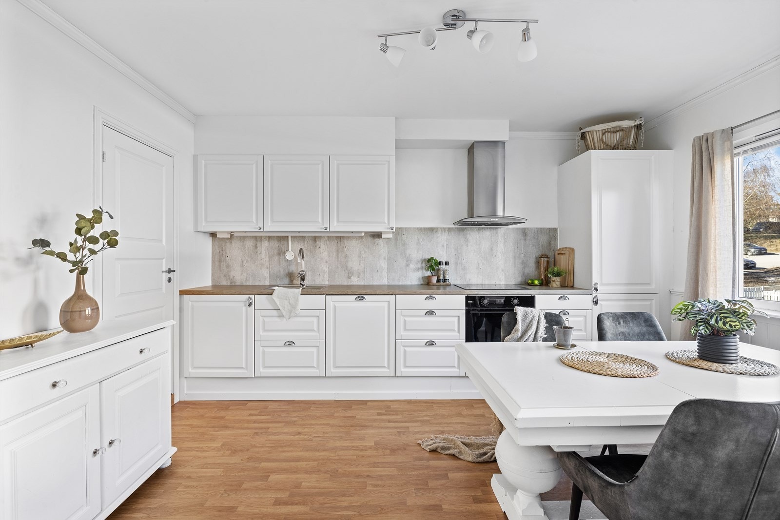 Tiltalende 3-roms leilighet i 2. etasje med innglasset balkong-Bad og kjøkken er pusset opp i 2024 Galleribilde