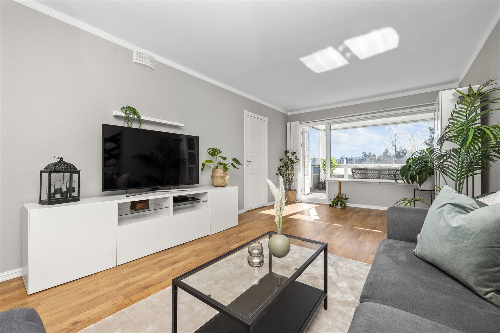 Lys og romslig stue med store vindusflater som slipper inn godt med dagslys Galleribilde