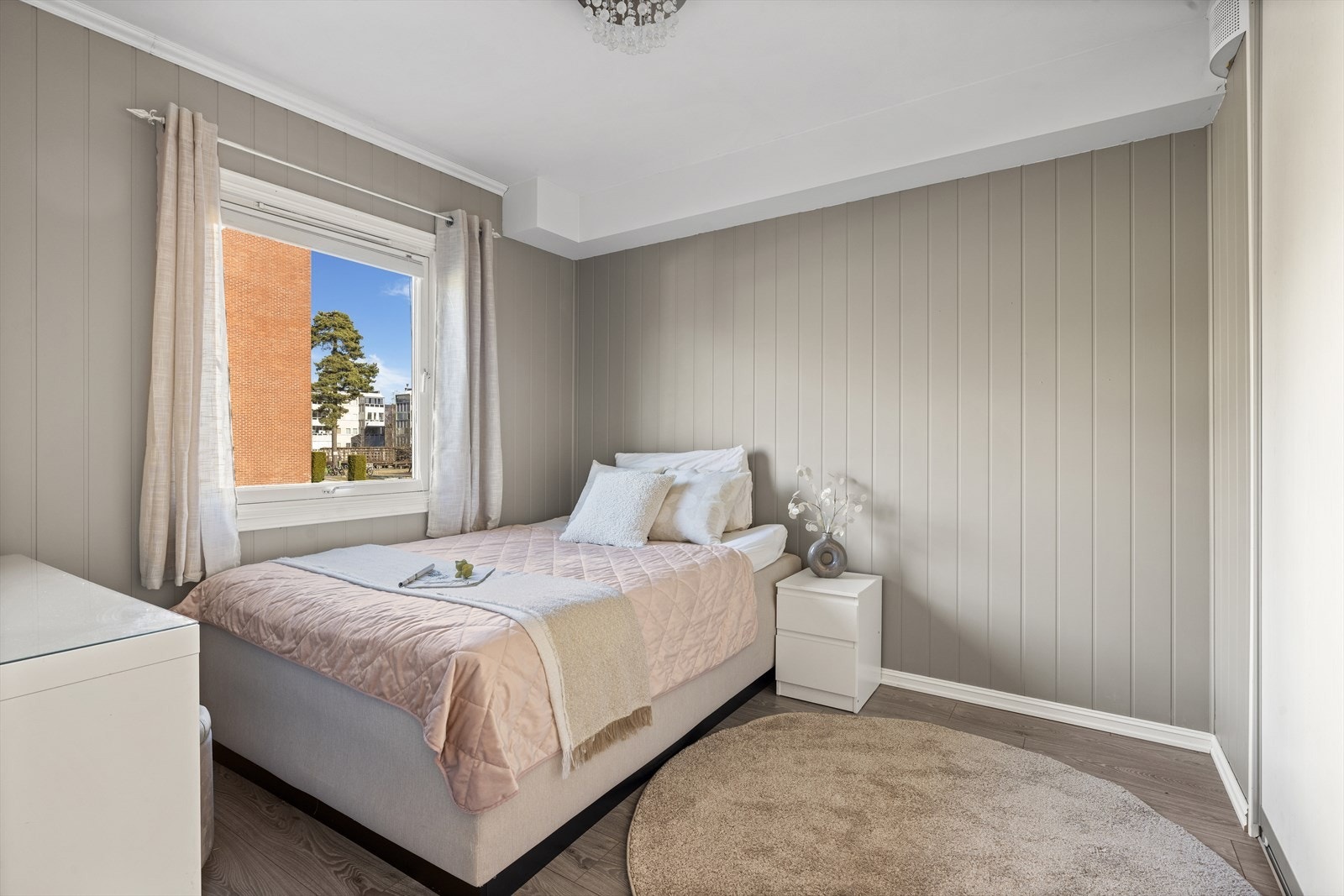 Soverom 2 er også av god størrelse med plass til dobbeltseng, nattbord og garderobeløsning Galleribilde