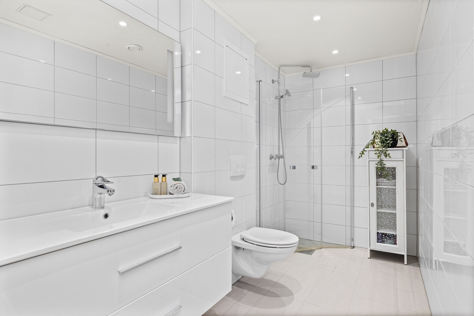 Innbydende flislagt baderom med varmekabler i gulv som er pusset opp i regi av borettslaget i 2024 Galleribilde