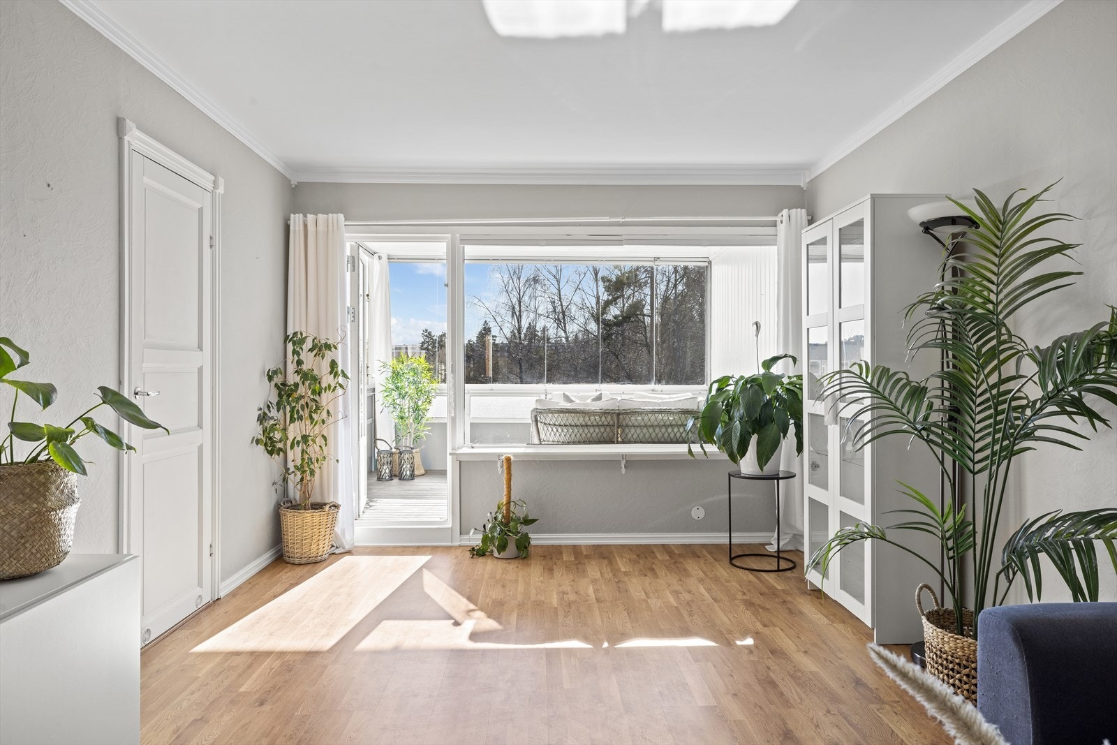 Fra stuen er det utgang til innglasset balkong med fine solforhold Galleribilde