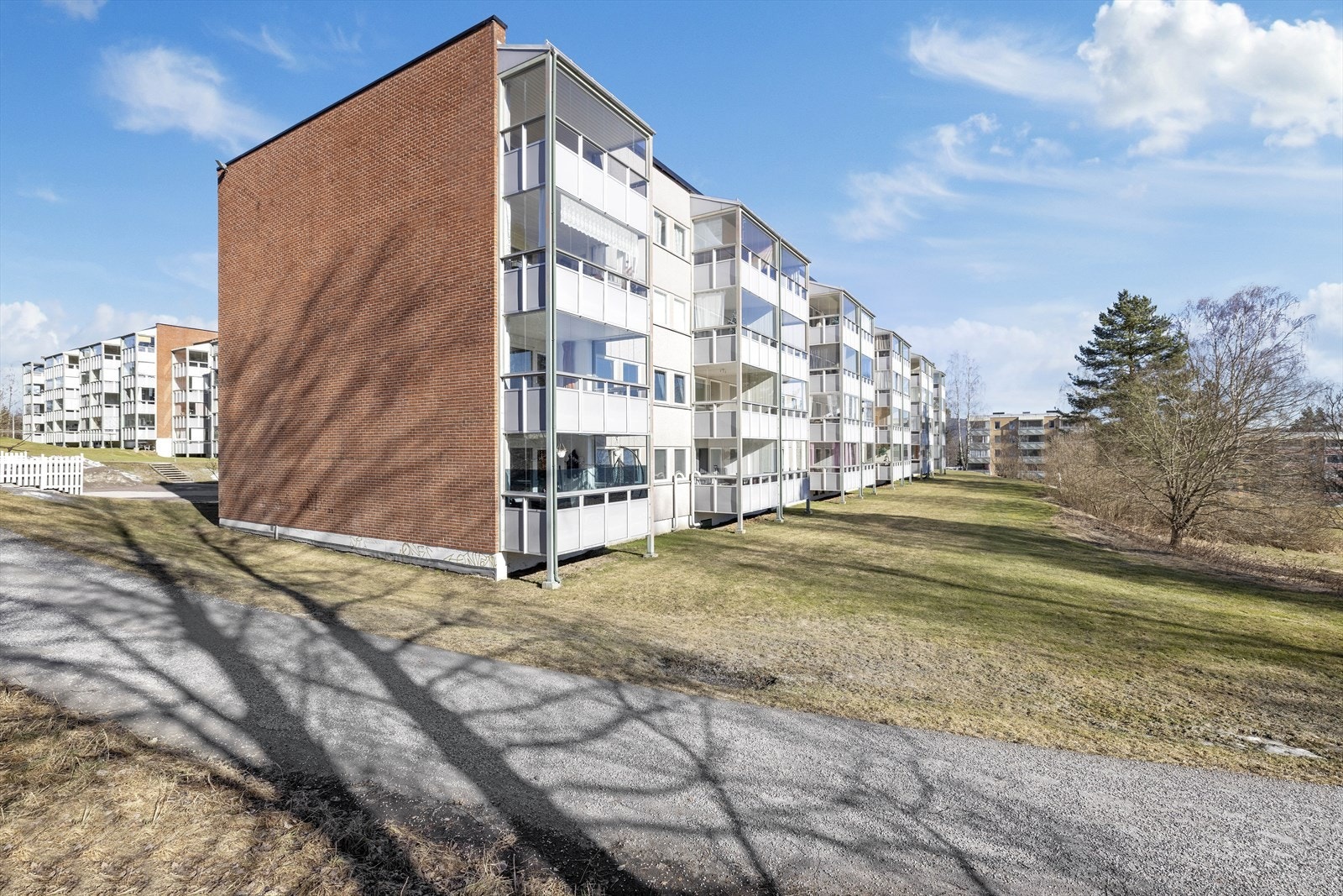 Leiligheten har en usjenert beliggenhet med nærhet til blant annet barnehage, skole, butikker, kollektivtransport og fine turområder Galleribilde