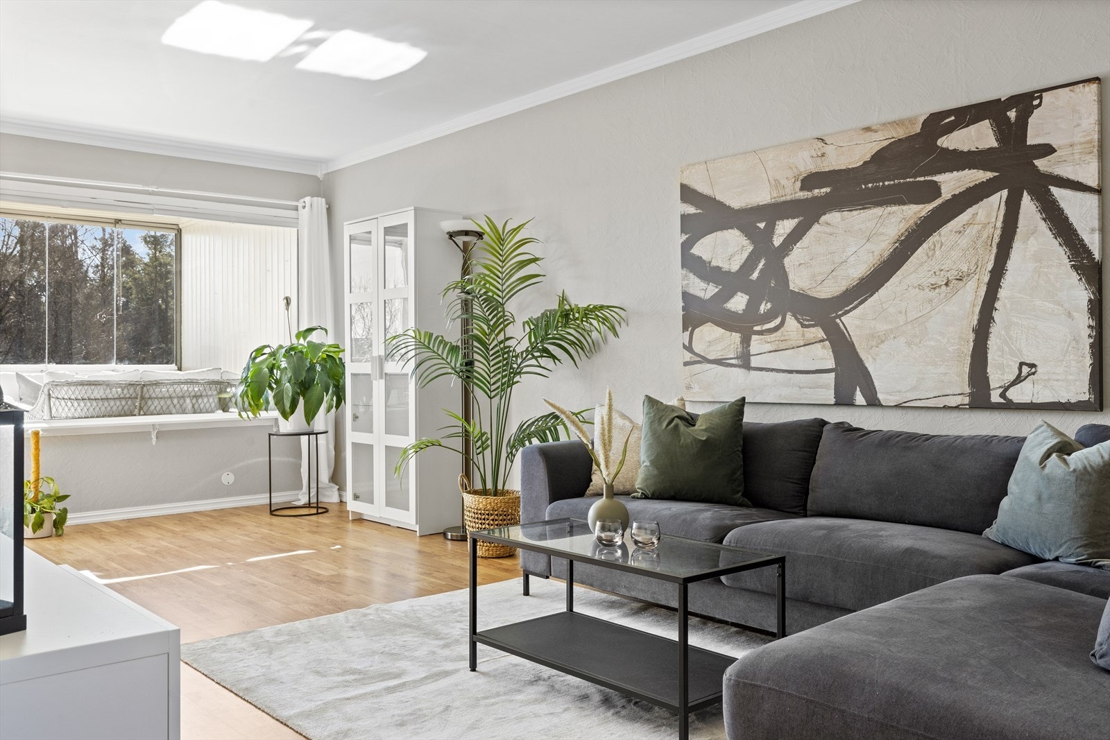 Stuen tilbyr god plass til både sofagruppe og spisegruppe Galleribilde