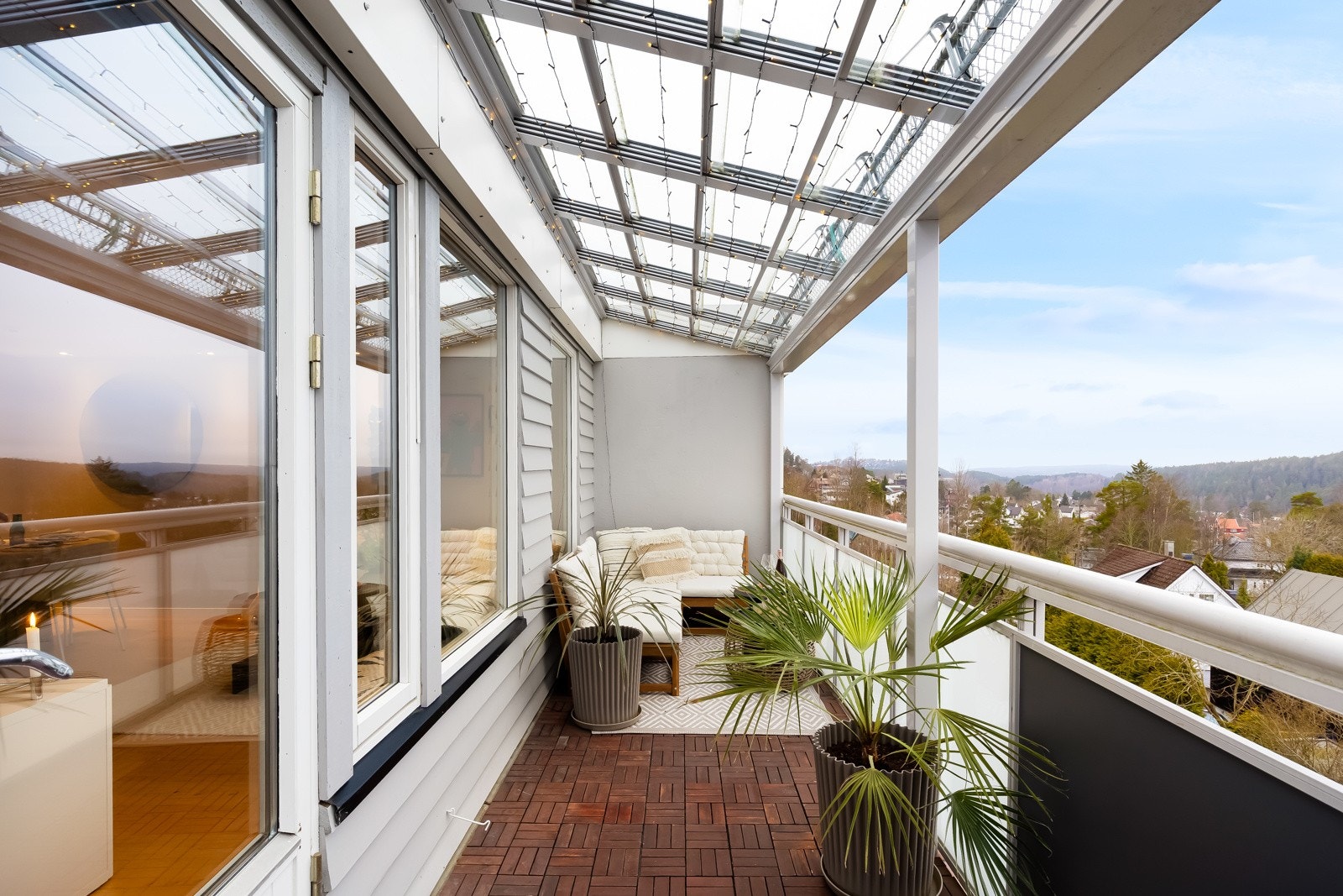 Balkongen er vestvendt og har sol fra ca. kl. 12 til den går ned på sommerstid. Galleribilde