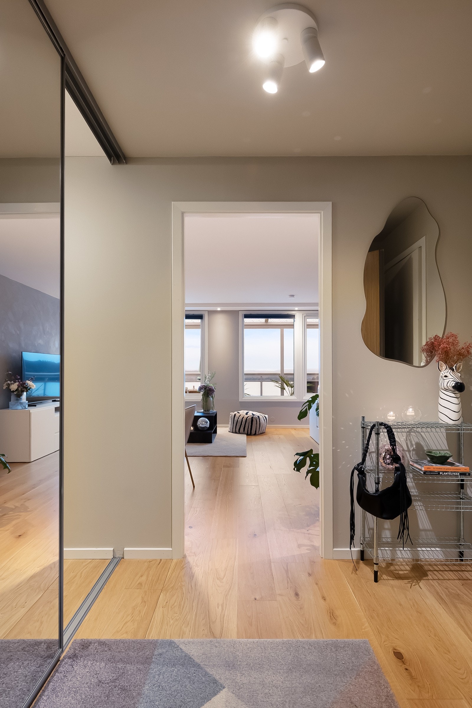 Her er det god plass til å sette fra seg yttertøy og sko. Galleribilde
