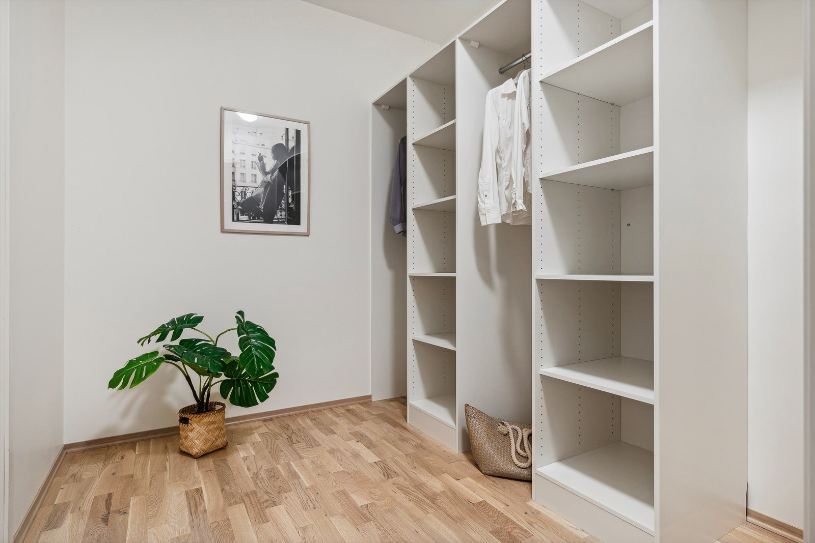 Walk-in-closet i forbindelse med hovedsoverommet Galleribilde