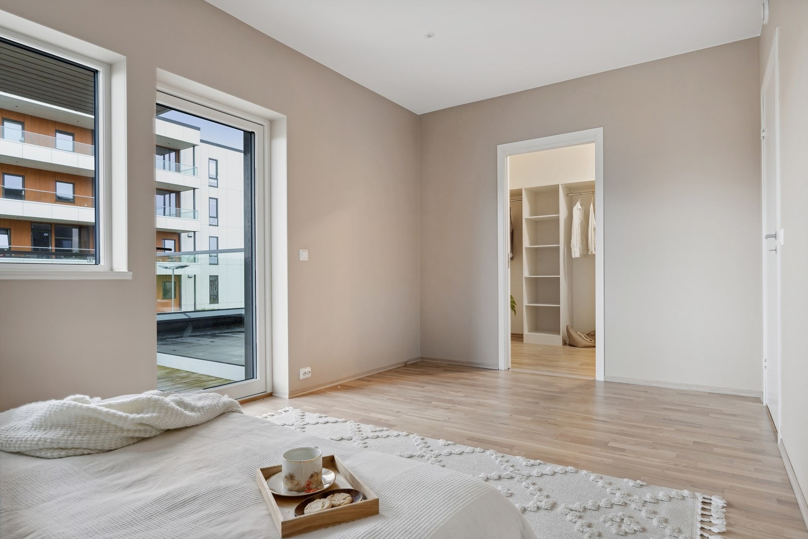 Hovedsoverommet har også walk-in-closet som har god plass til oppbevaring av klær og sko. Derfra er det direkte tilgang til baderom. Galleribilde