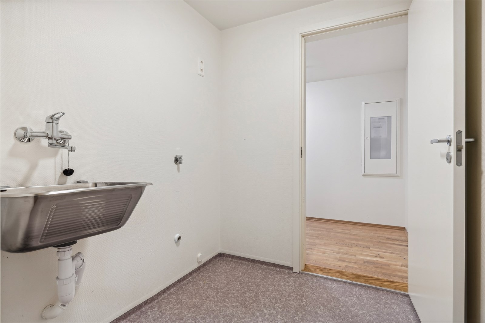 Separat vaskerom med utslagsvask og opplegg for vaskemaskin. Praktisk bod innenfor vaskerommet. Galleribilde