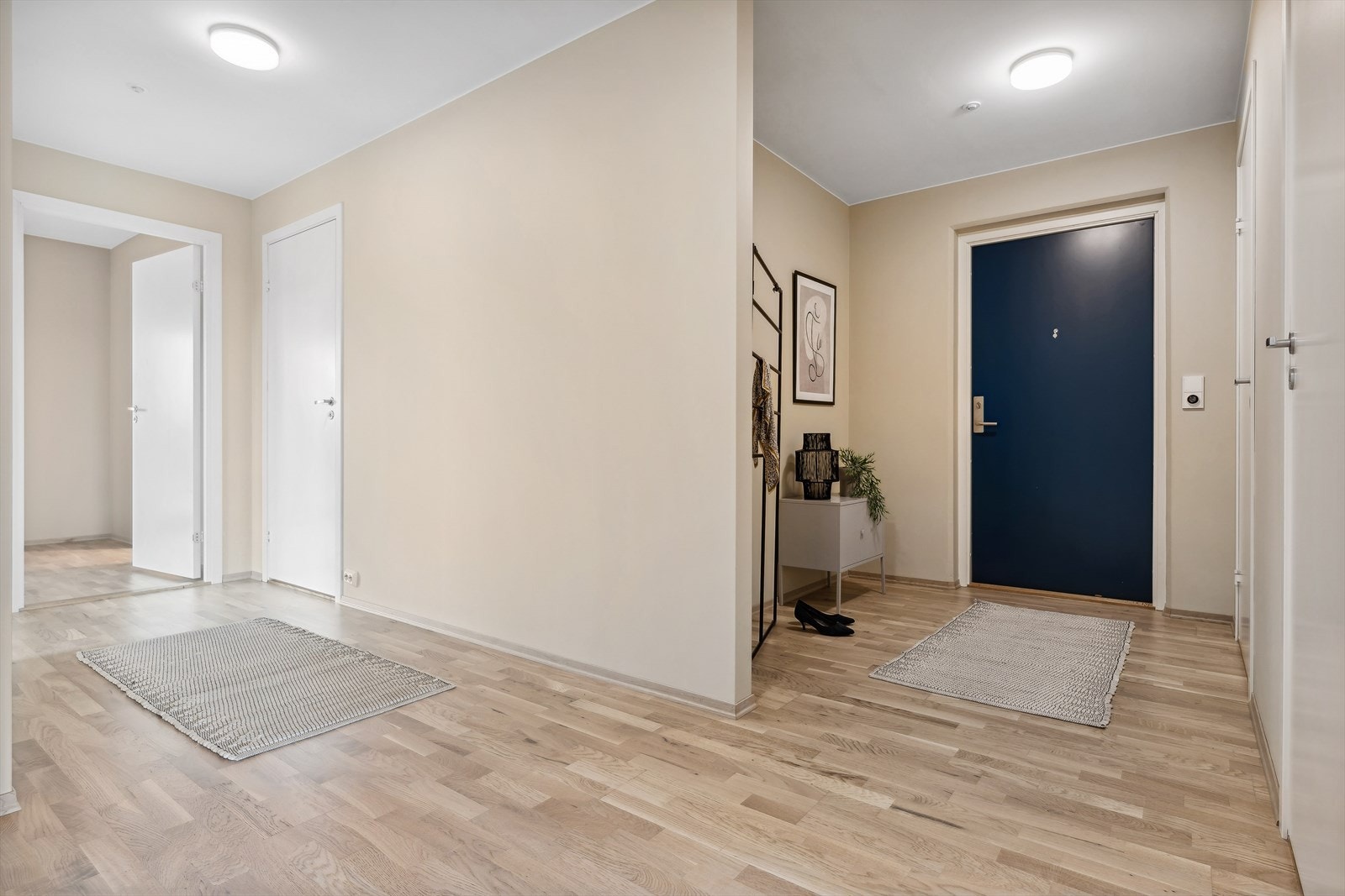 Romslig entré/gang, med enkel tilgang til gjestetoalett og vaskerom m/bod. Galleribilde
