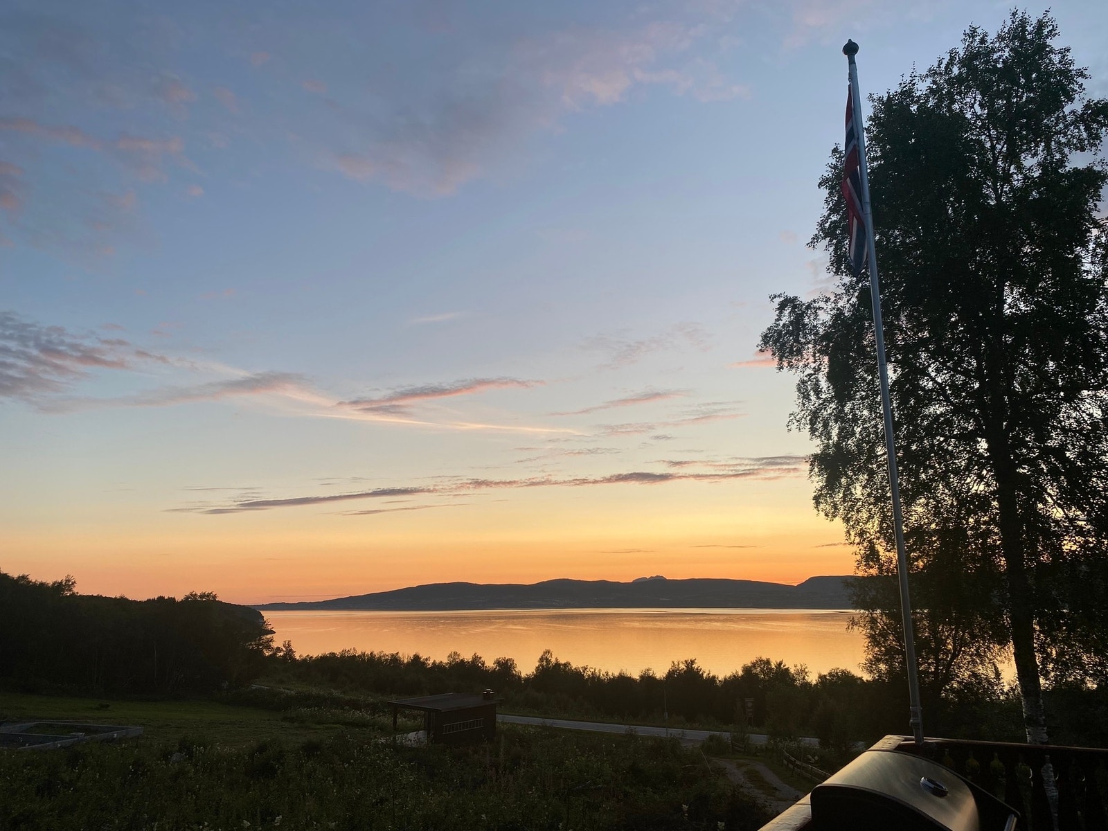 Utsikt fra veranda - kveld - selgers bilde. Galleribilde