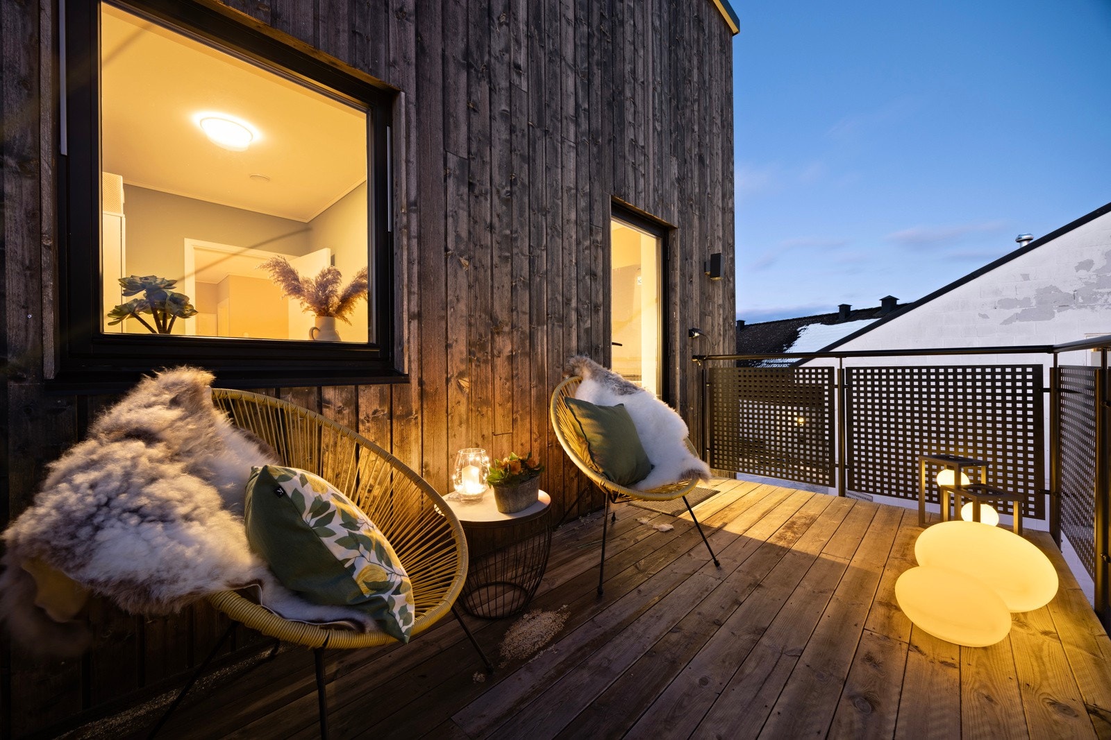 Kveldsstemning på verandaen, med utgang fra kjøkken. Galleribilde
