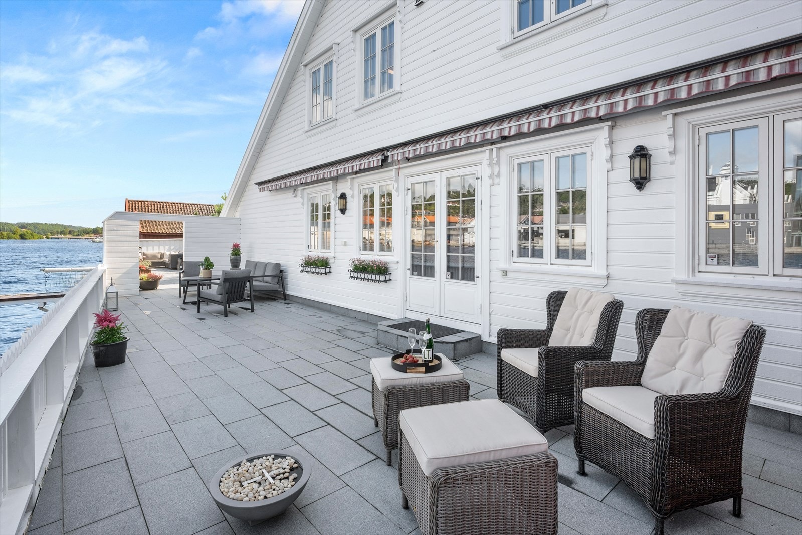 Bryggen er på hele 23,8 meter og strekker seg forbi døren. Galleribilde