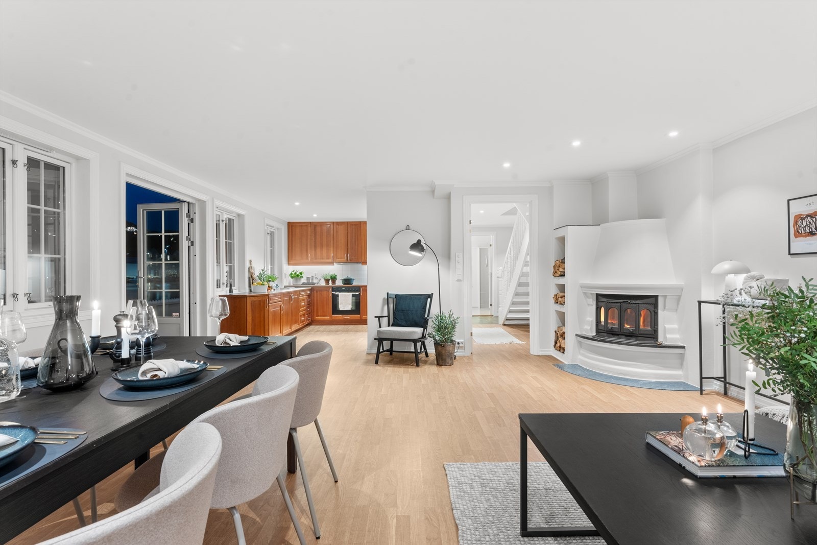 Delvis åpen stue/kjøkken løsning Galleribilde