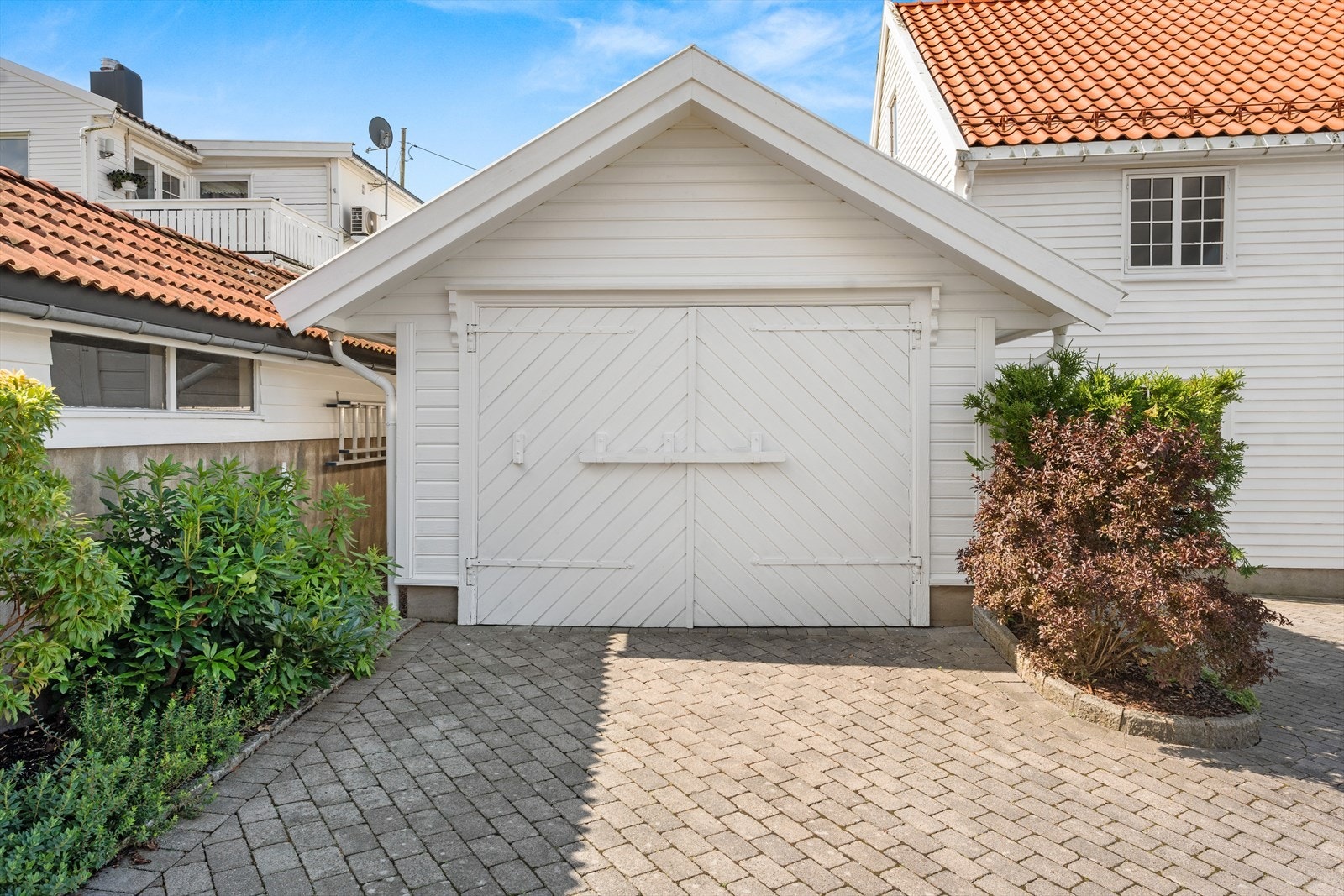 Garasje med et lite drivhus bak Galleribilde