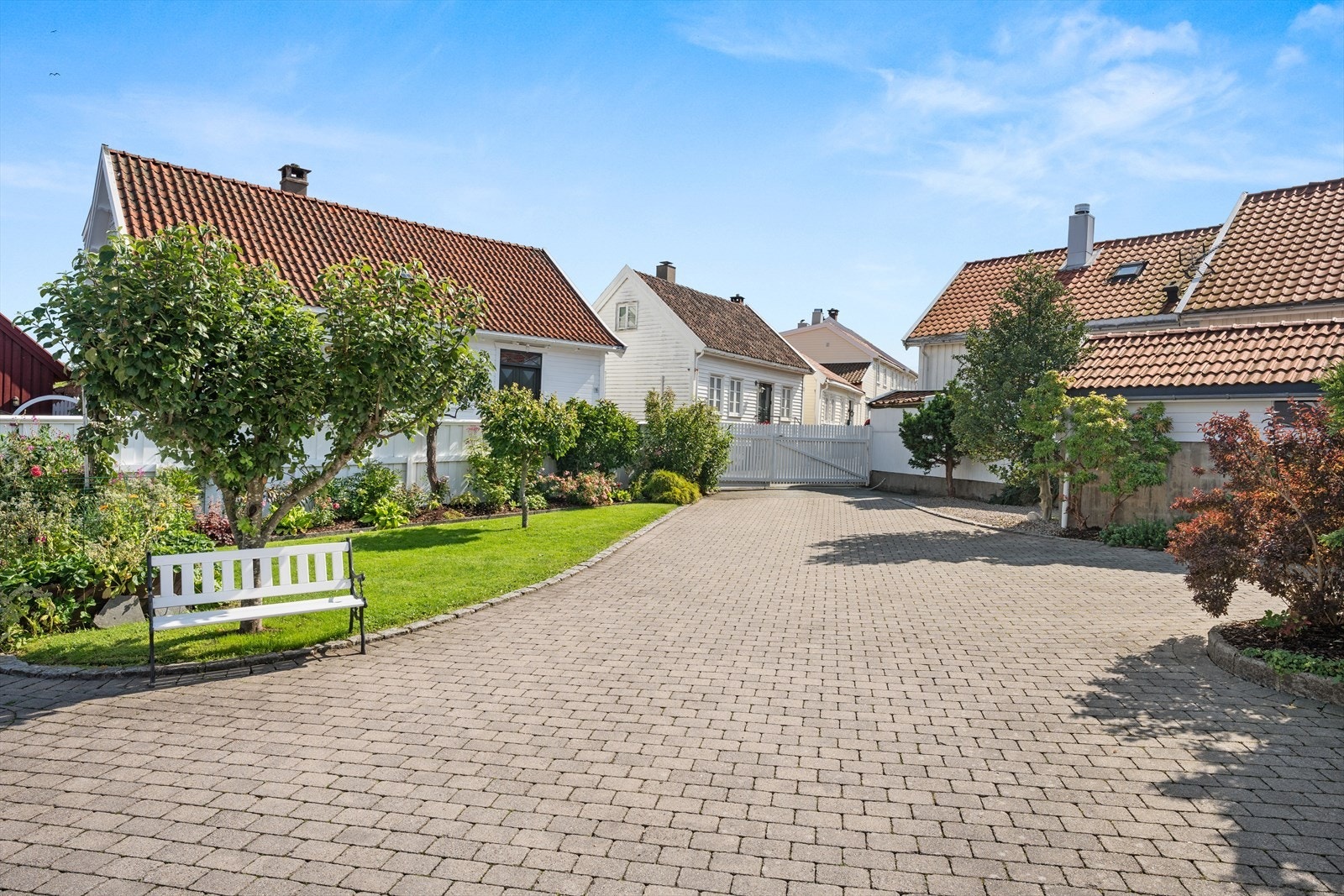 Meget god plass til parkering og utfoldelse Galleribilde