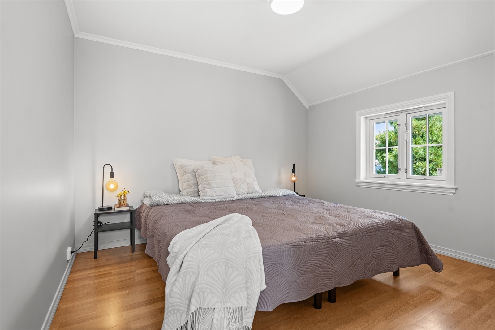 I første etasje er det også soverom og bad, så man kan fint bo i første etasje Galleribilde