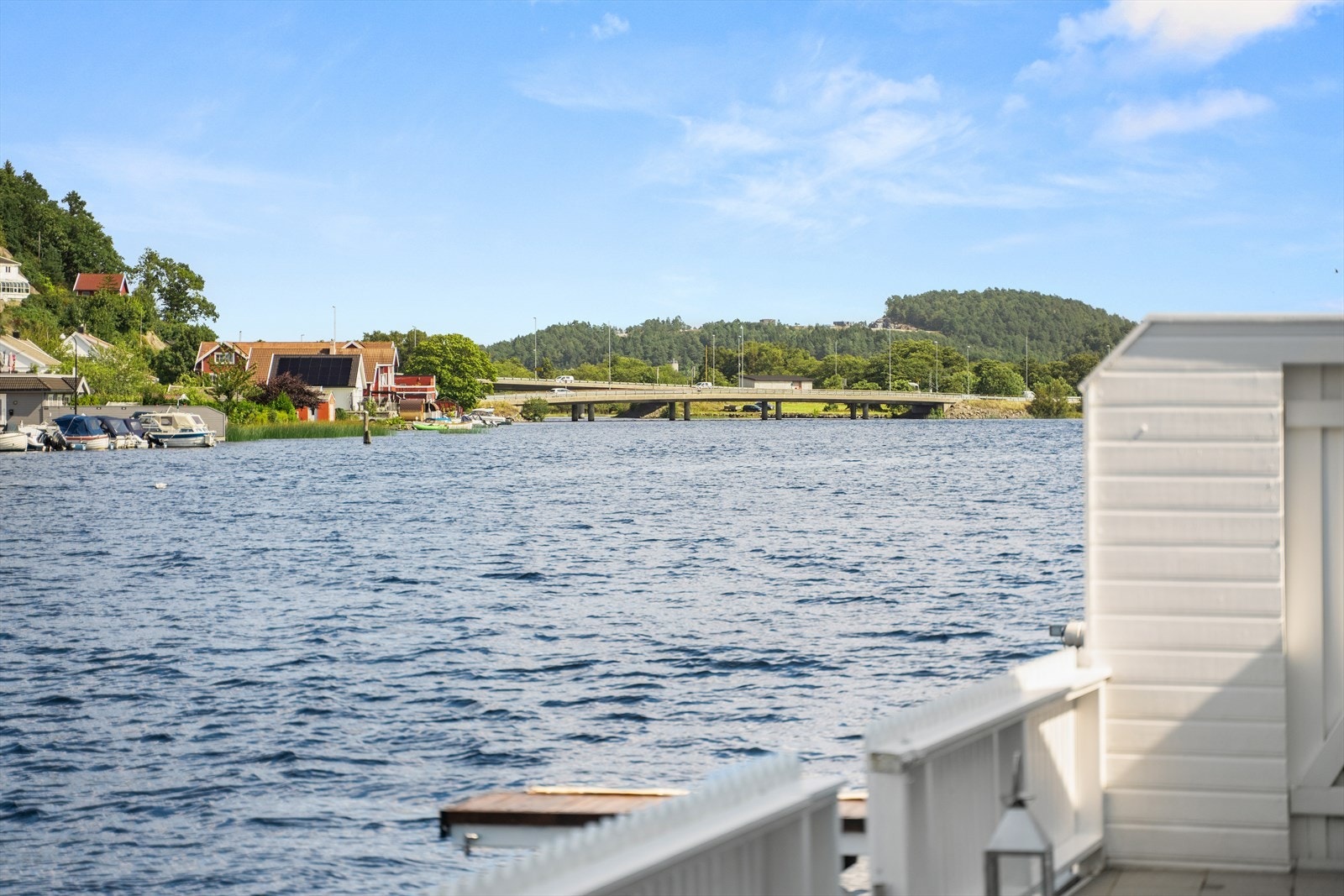 Det er en åpning i rekkverket på terrassen slik at man kan ha båter utenfor her også Galleribilde