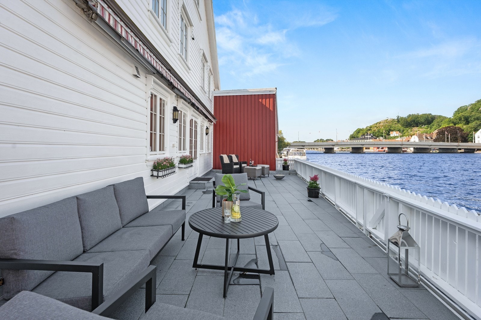 Flislagt uteplass og
markiser Galleribilde