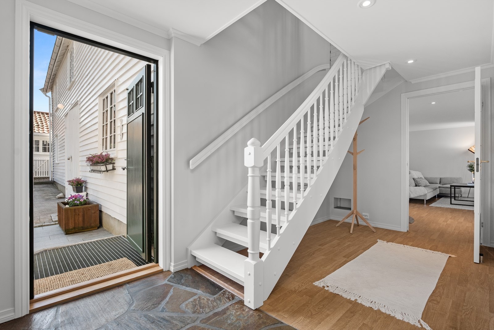 Velkommen inn, varmepumpe under trappa og varmekabler i gulv i entrè Galleribilde