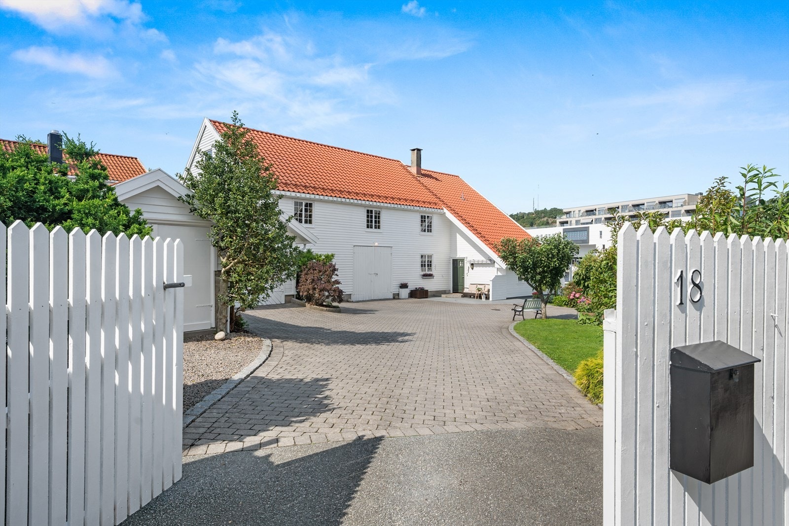 En eiendom med romslig tun og usjenerte og solrike uteplasser Galleribilde