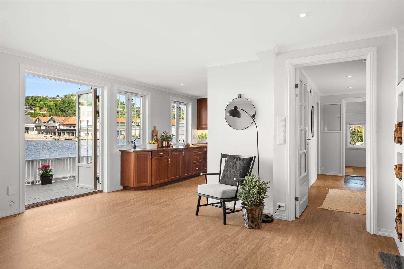 Vi går rett ut på brygga Galleribilde