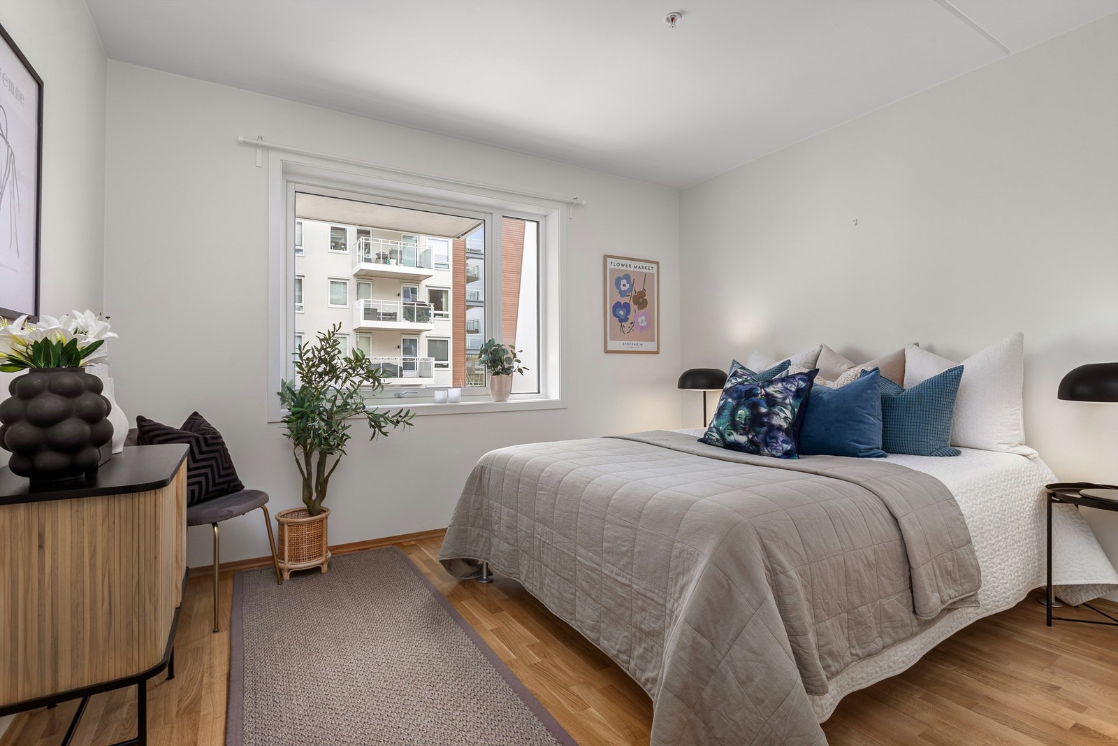 Soverom med god plass til garderobeskap Galleribilde