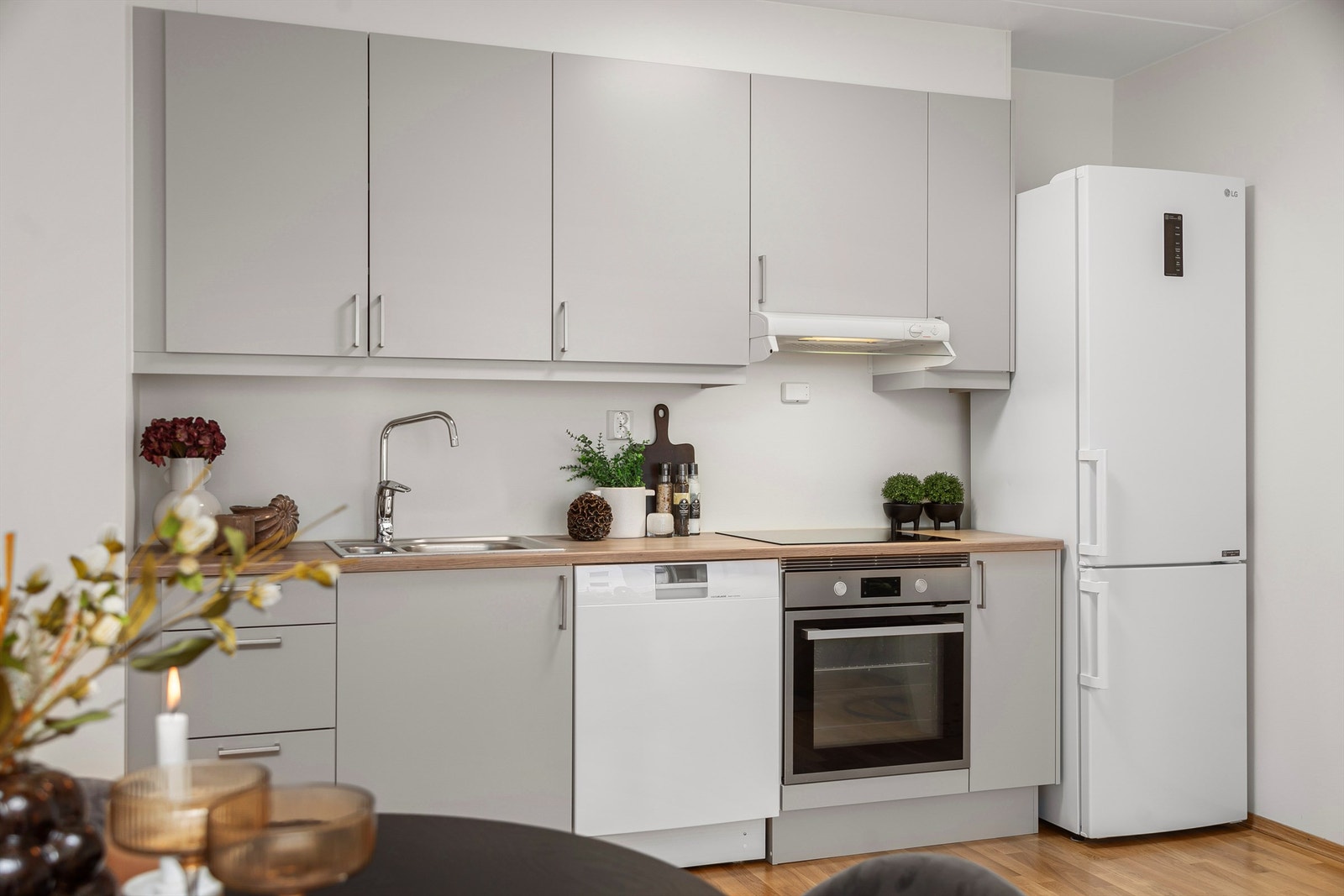 Lys Sigdal-innredning med malte glatte fronter fra byggeår Galleribilde