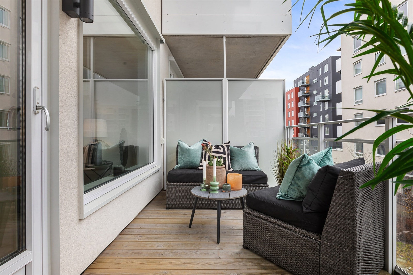 Vestvendt og delvis overbygd balkong på 8 kvm med plass til sittegruppe og gassgrill Galleribilde