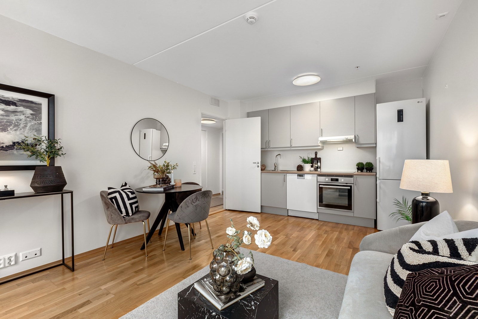 Stue med åpen kjøkkenløsning Galleribilde