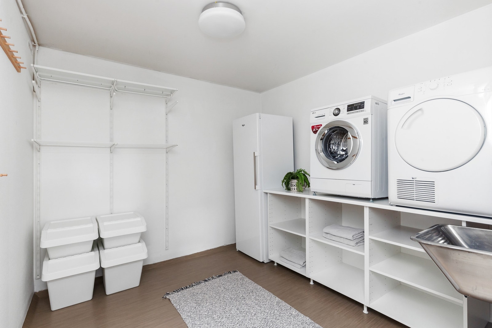 Eget stort og praktisk vaskerom med opplegg for vaskemaskin og utslagsvask som gjør hverdagen enklere. Galleribilde