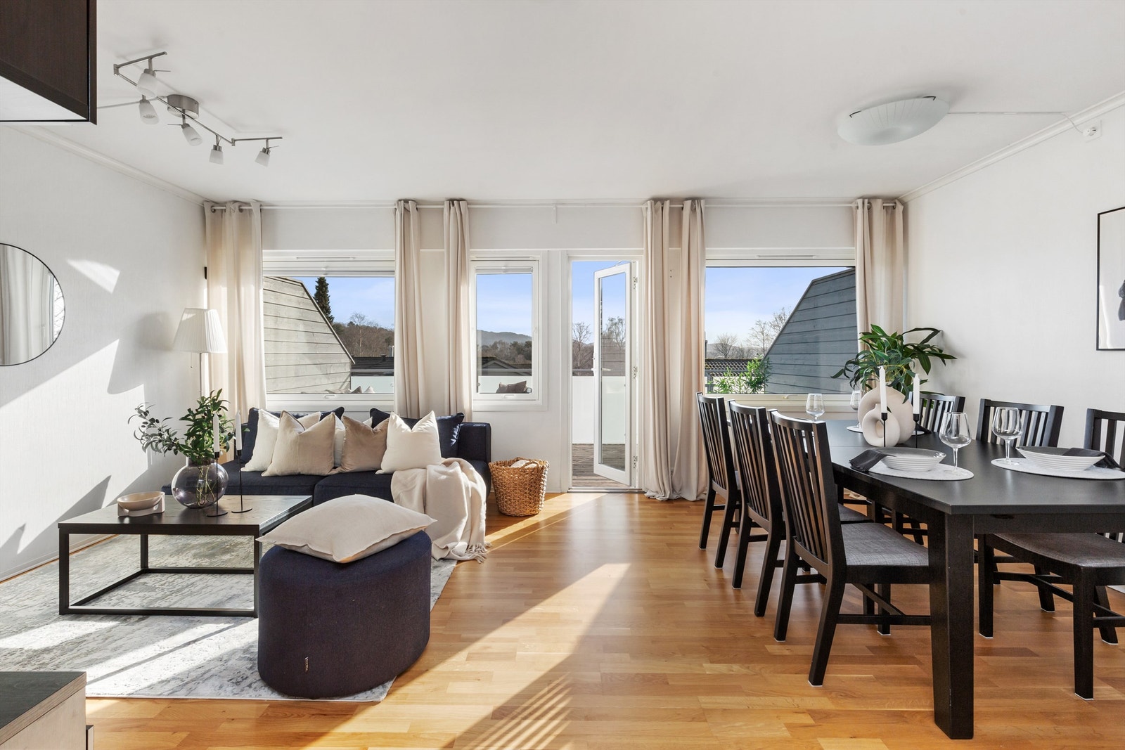 Lys og romslig stue med store vinduer som gir fantastisk utsikt og lysinnslipp. Galleribilde