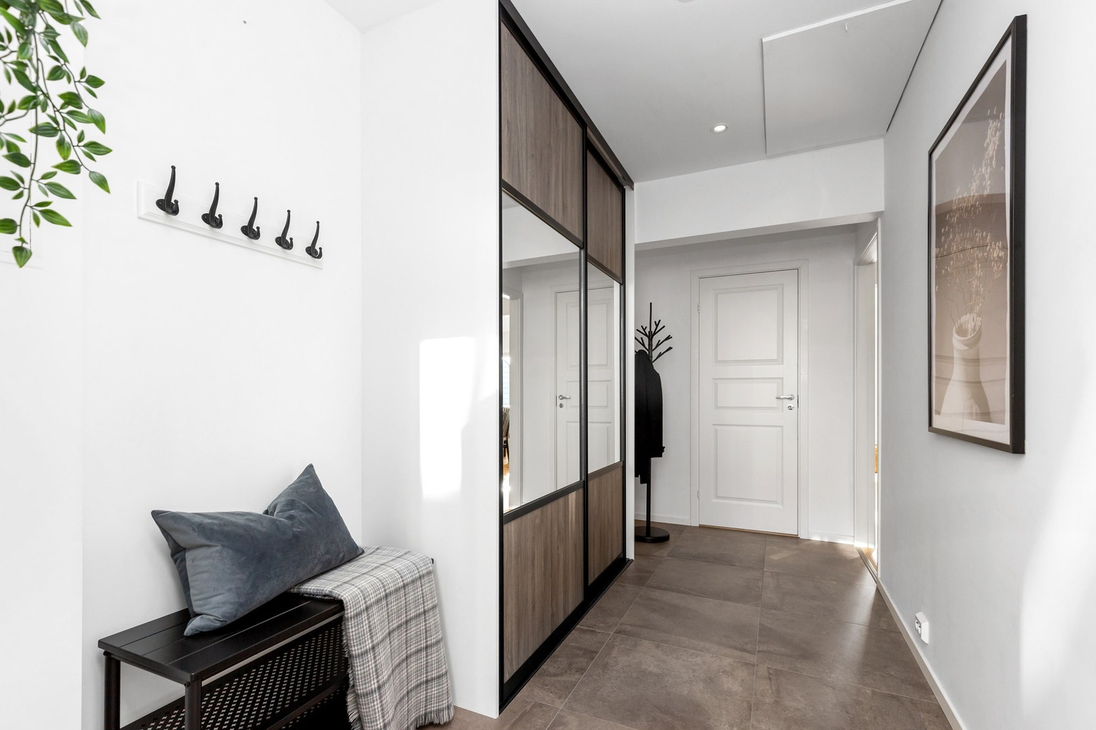 Gulvvarme i gangen gir en lun og innbydende atmosfære. Galleribilde