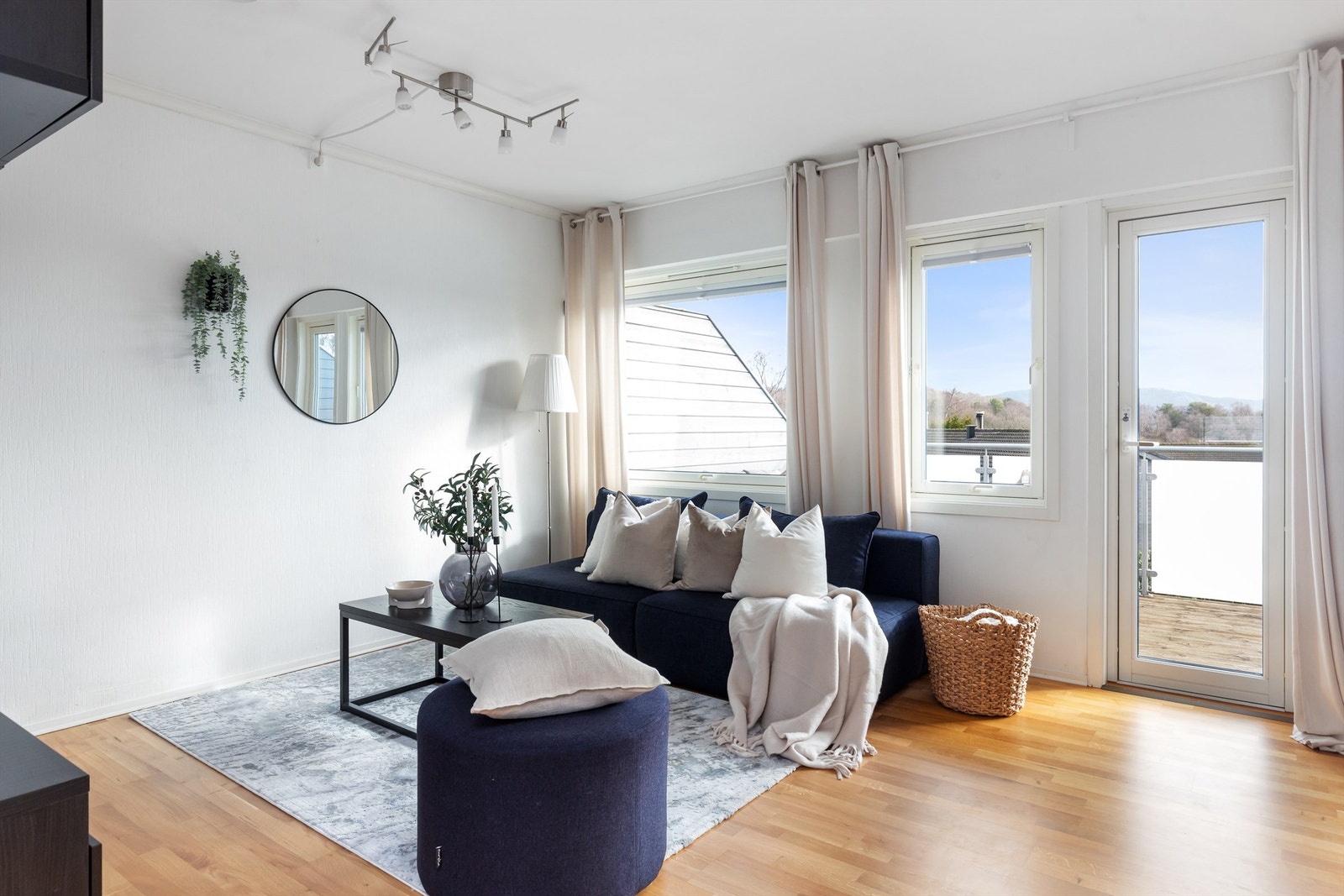 Den romslige stuen gir fleksibel møblering, perfekt for å tilpasse etter dine behov og stil. Galleribilde