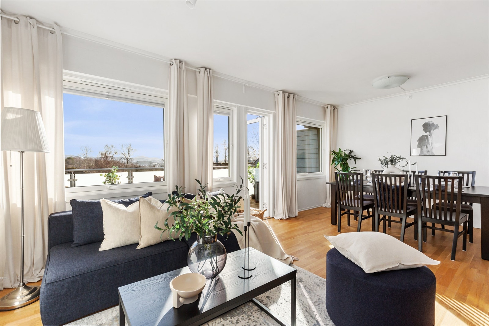 Direkte utgang til solrik balkong. Galleribilde