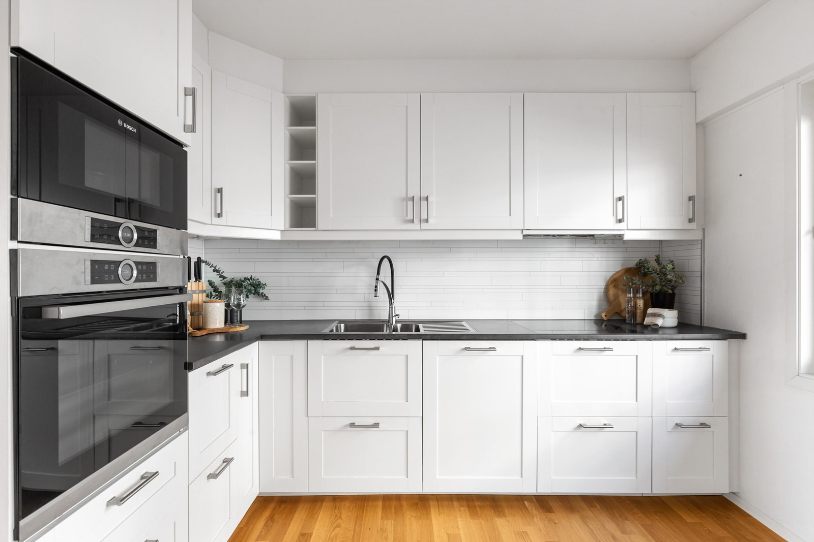 Dette kjøkkenet er designet med fokus på både funksjonalitet og estetikk, og tilbyr rikelig med skapplass for å holde alt organisert og lett tilgjengelig. Galleribilde