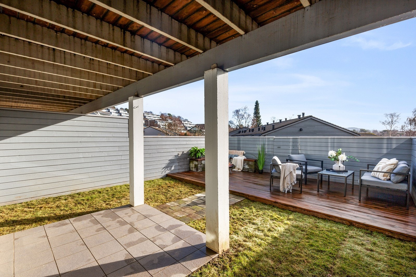 Her får du en sømløs overgang mellom hage og terrasse. Galleribilde