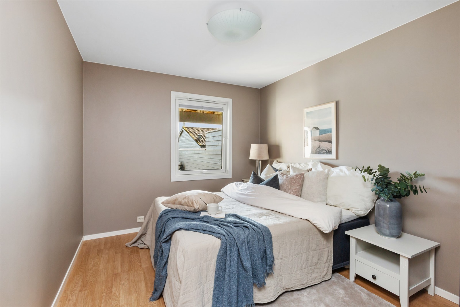 God plass til dobbeltseng, garderobeskap og nattbord. Galleribilde