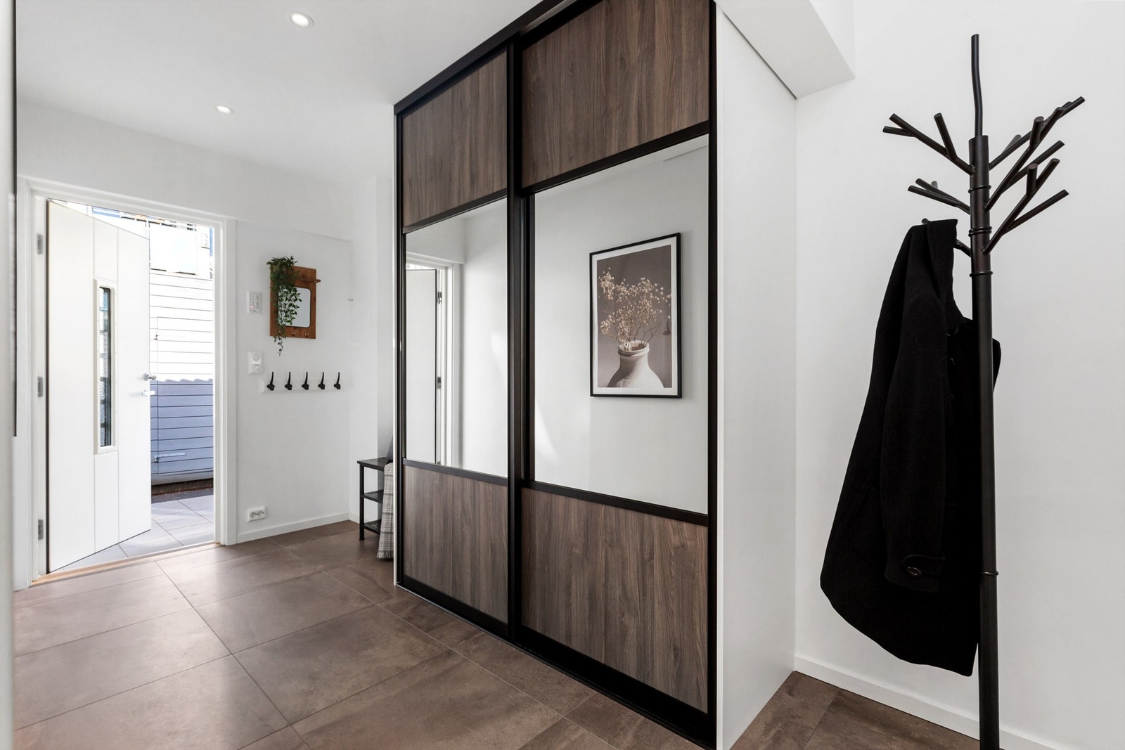 Lys og innbydende gang med moderne detaljer og praktisk oppbevaring. Galleribilde