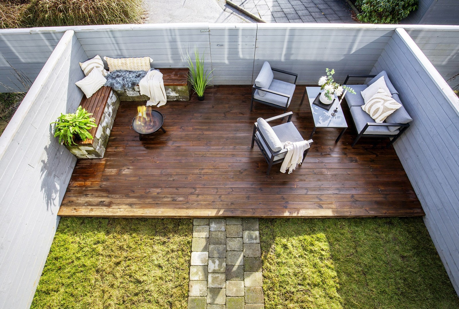 Fantastisk flott hage med delvis platting fra 1.etg med egen åpning gjennom port rett ut til felles lekeplass. Galleribilde