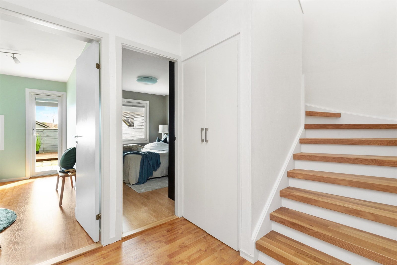 Boligen har to romslige soverom i underetasjen, samt en praktisk bod under trappen for ytterligere oppbevaring. Galleribilde