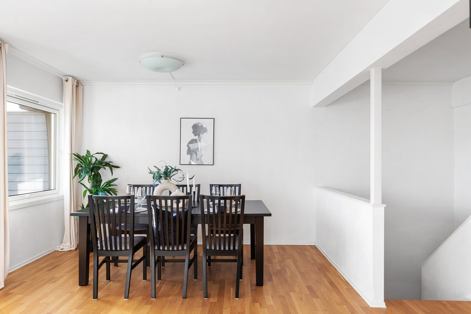 God plass til spisebord, perfekt for hyggelige middager og sosiale sammenkomster. Galleribilde