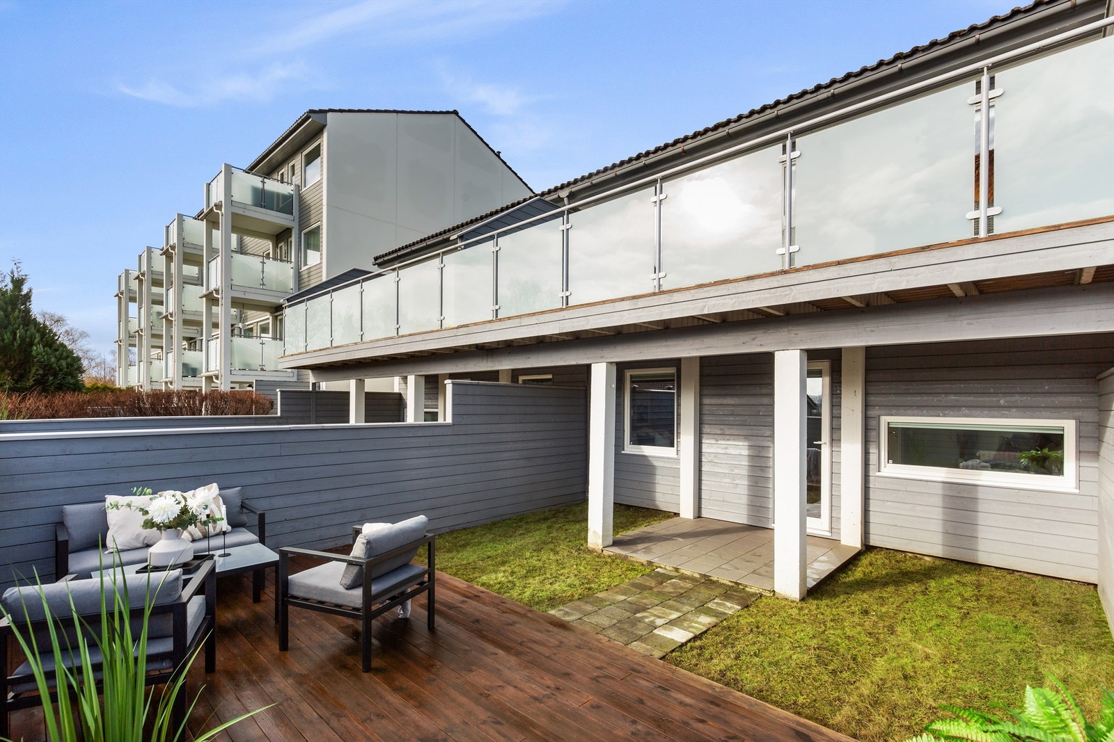 Dette er en perfekt balanse mellom uteplass og hageglede! Galleribilde