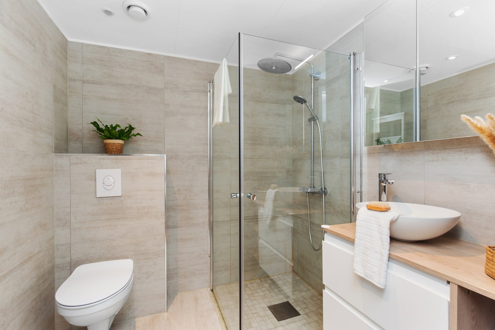 Helfliset bad med moderne innredning, romslig dusj og varme i gulv. Galleribilde