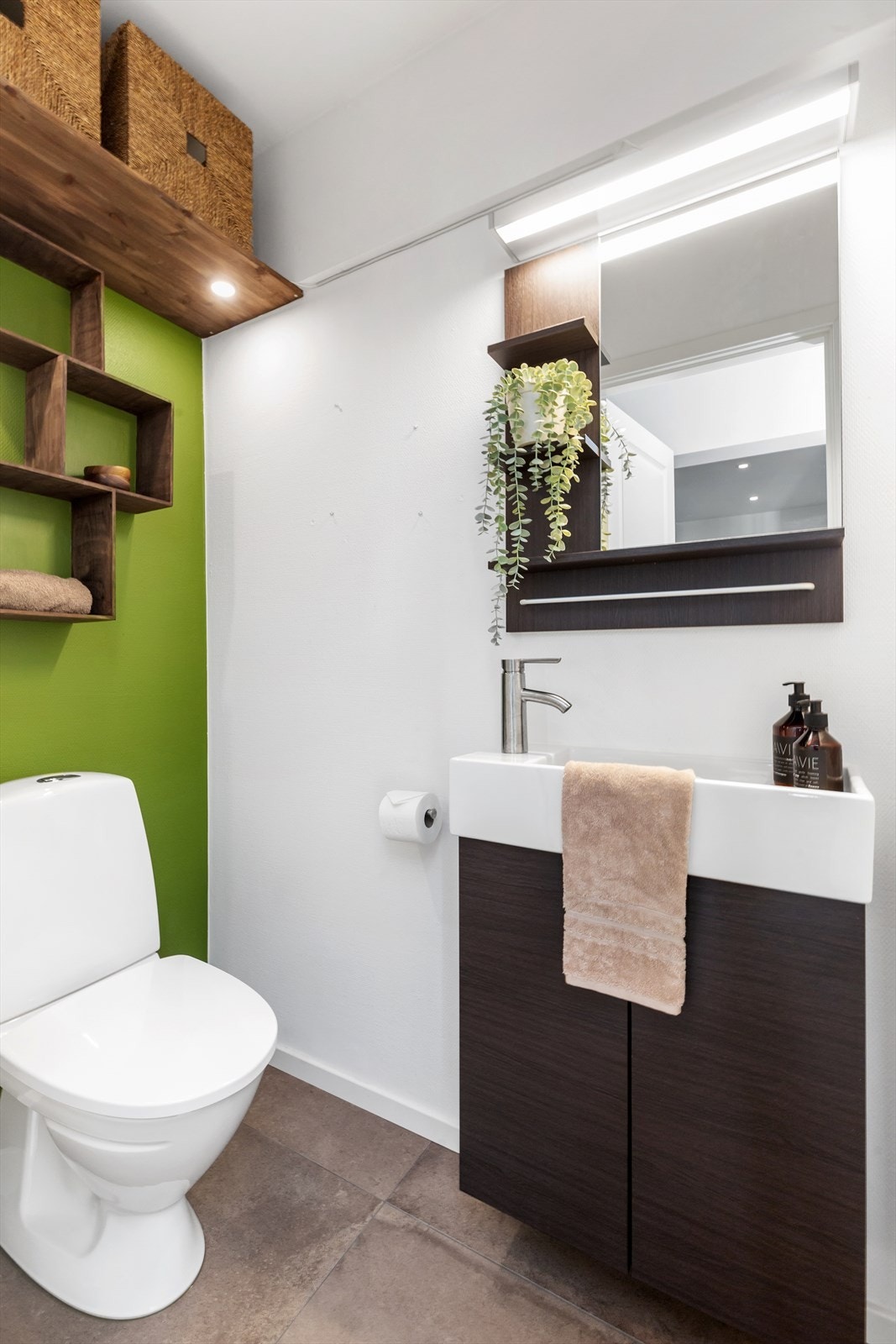 Stilfullt gjestetoalett med moderne innredning. Galleribilde